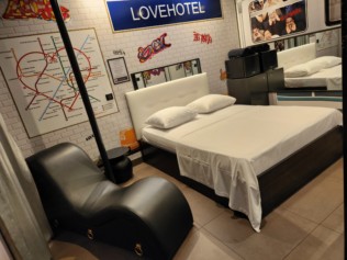 Sofa tantra dans la chambre Metro Lovehotel à Paris